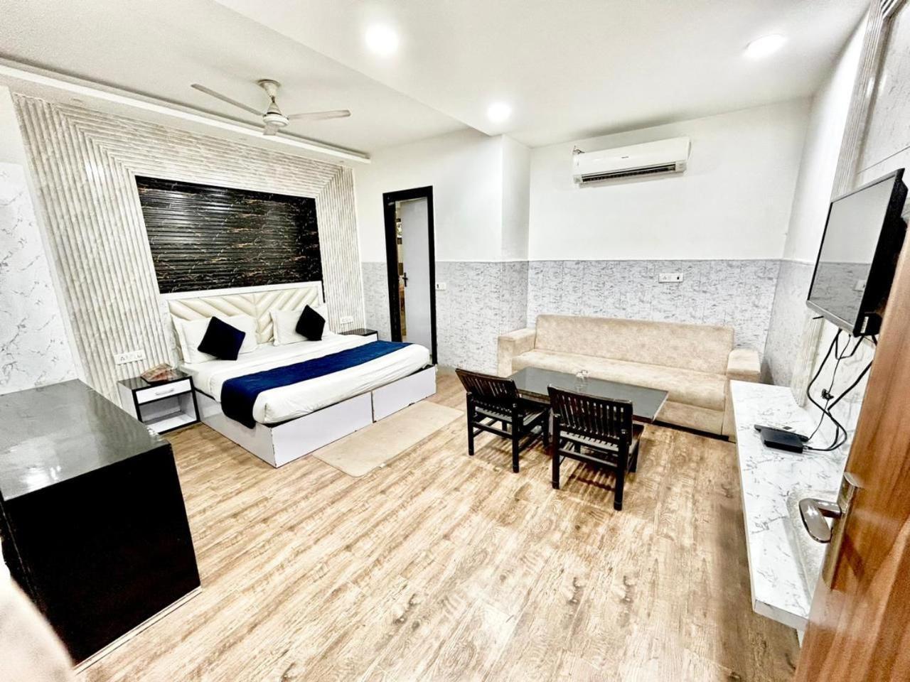 The Tomar Hospitality Hotel New Delhi Exterior photo