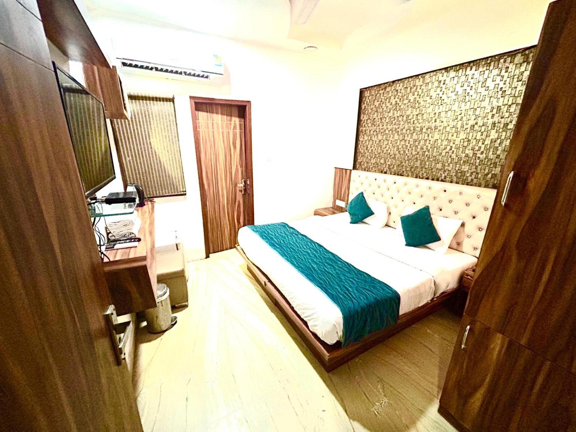 The Tomar Hospitality Hotel New Delhi Exterior photo